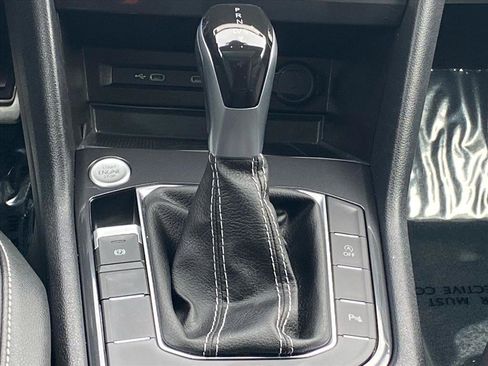 Certified 2022 Volkswagen Tiguan SE R-Line image 11