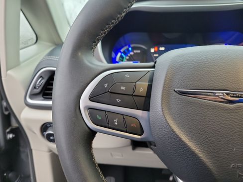 Used 2023 Chrysler Pacifica Touring-L FWD image 22