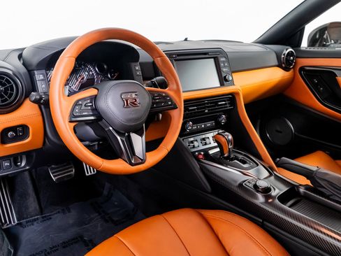 Used 2021 Nissan GT-R Premium image 2