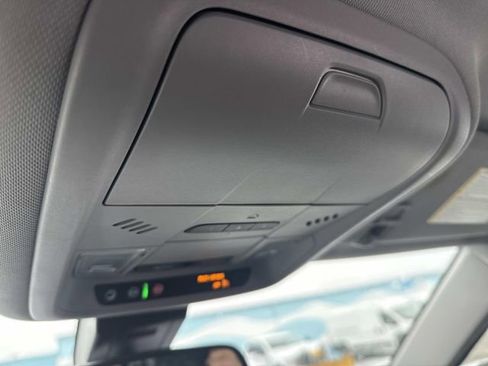 Used 2024 GMC Terrain SLT image 28