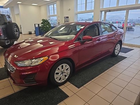 Used 2019 Ford Fusion S image 2