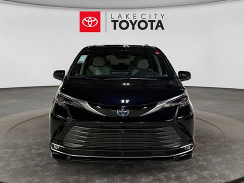 Used 2025 Toyota Sienna Platinum FWD image 14