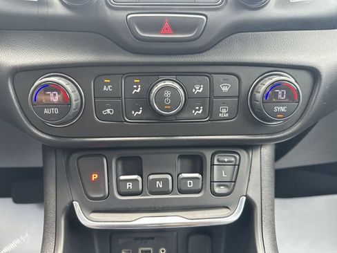 Used 2018 GMC Terrain SLT AWD/4WD image 18