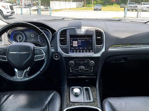 Used 2018 Chrysler 300 Limited RWD image 6