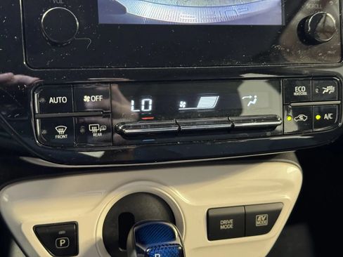 Used 2017 Toyota Prius Two w/ Preferred Accessory Package FWD image 15