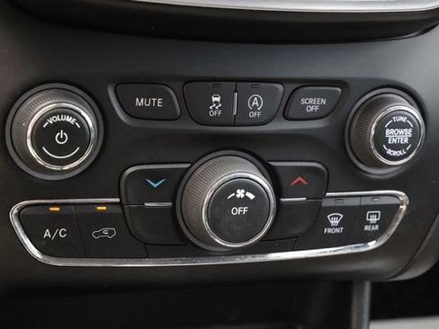 Used 2020 Jeep Cherokee Latitude w/ Cold Weather Group AWD/4WD image 28