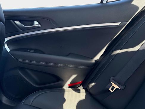 Used 2025 Genesis G70 2.5T image 15