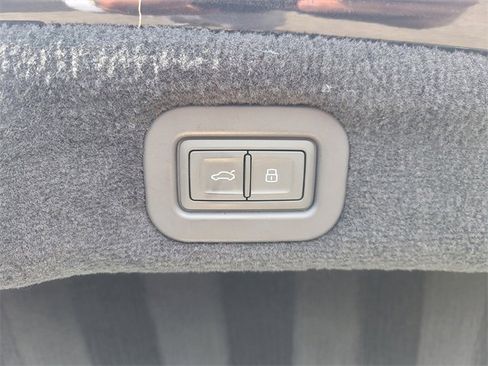 Used 2021 Bentley Flying Spur V8 image 11