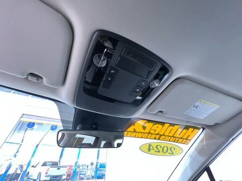 Used 2024 Kia Carnival LX FWD image 33