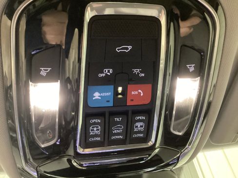 Used 2023 Jeep Grand Cherokee Overland w/ Adv Protech Group III image 21