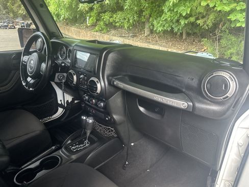 Used 2015 Jeep Wrangler Unlimited Sport w/ Quick Order Package 24S AWD/4WD image 28