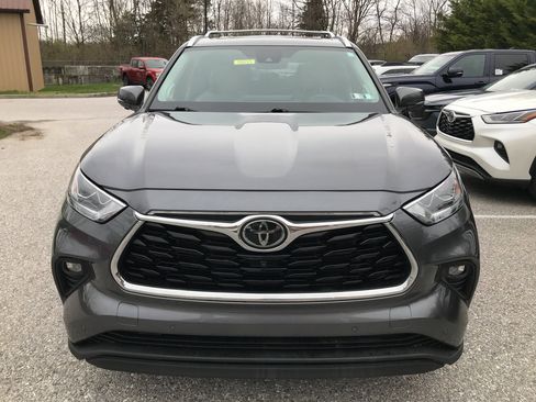 Used 2024 Toyota Highlander Limited image 3