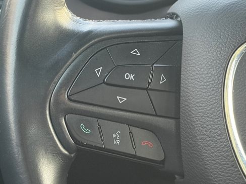 Used 2016 Dodge Challenger SXT image 17