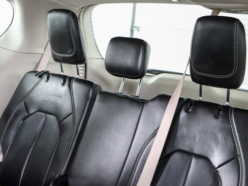 Used 2023 Chrysler Pacifica Touring-L image 25