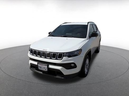 Used 2025 Jeep Compass Latitude AWD/4WD image 7