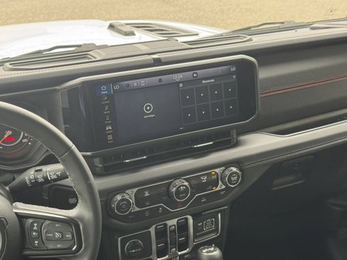 Used 2025 Jeep Wrangler Unlimited Rubicon AWD/4WD image 17