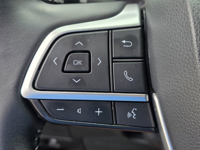 Used 2025 Toyota Highlander XLE FWD image 28