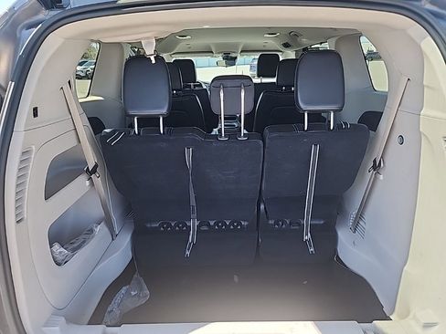 Used 2023 Chrysler Pacifica Touring-L image 7