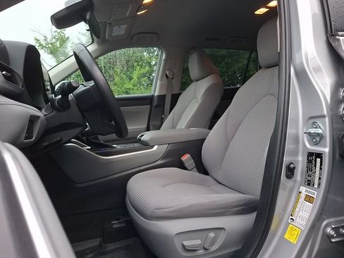 Used 2023 Toyota Highlander LE AWD/4WD image 13