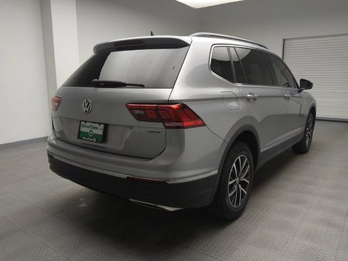 Used 2020 Volkswagen Tiguan SE w/ Panoramic Sunroof Package image 9