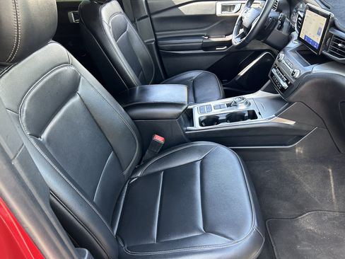 Used 2020 Ford Explorer XLT w/ Equipment Group 202A RWD image 9