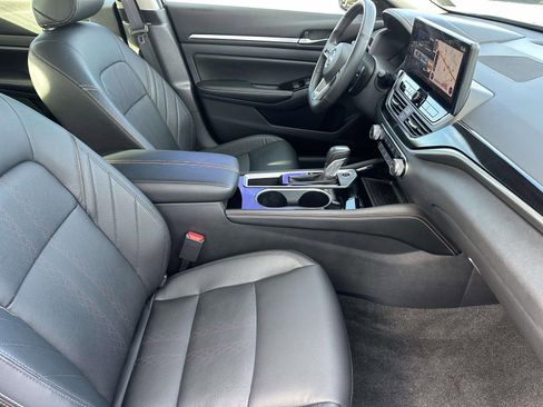 Used 2024 Nissan Altima 2.5 SR w/ SR Premium Package image 10