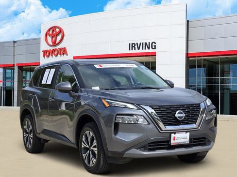 Used 2023 Nissan Rogue SV image 2