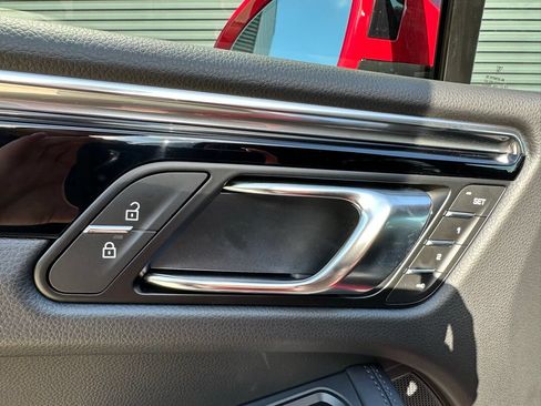 Certified 2026 Porsche Macan AWD/4WD image 19