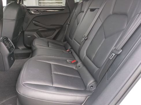 Used 2025 Porsche Macan AWD/4WD image 27