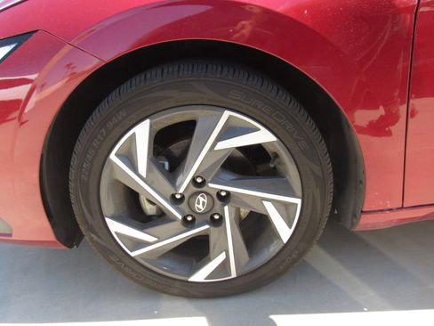 Used 2024 Hyundai Elantra Limited FWD image 5