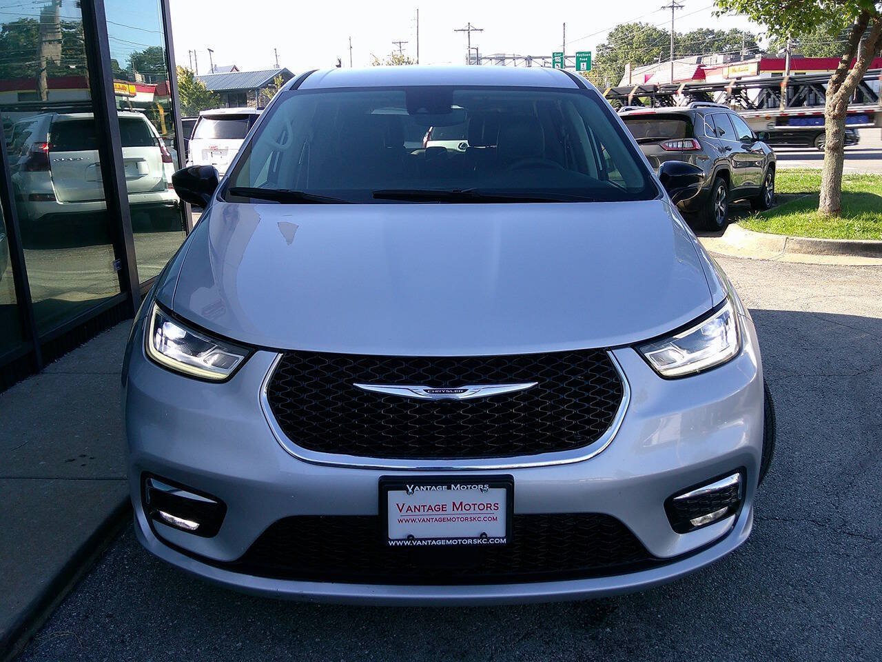 Used 2024 Chrysler Pacifica Limited FWD image 3