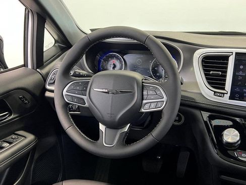 New 2026 Chrysler Pacifica Select image 19