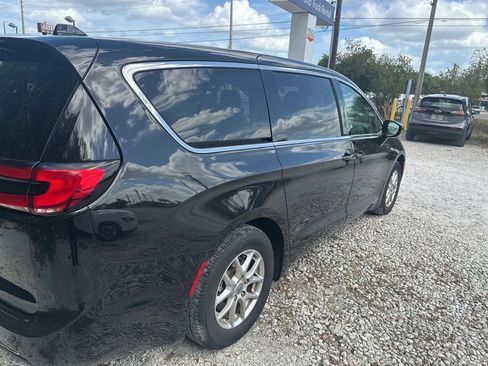 Used 2024 Chrysler Pacifica Touring-L image 4