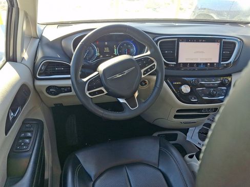 Used 2023 Chrysler Pacifica Touring-L image 20