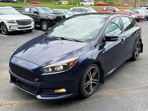Used 2017 Ford Focus ST w/ Equipment Group 401A FWD image 3