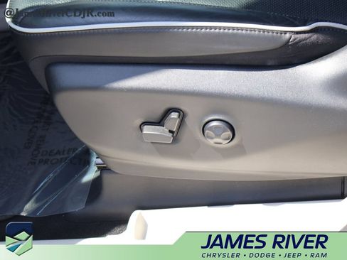 Used 2022 Chrysler Pacifica Limited FWD image 22