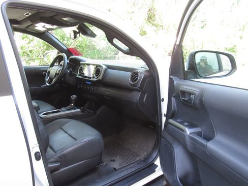 Used 2023 Toyota Tacoma TRD Sport w/ TRD Premium Sport Package AWD/4WD image 21