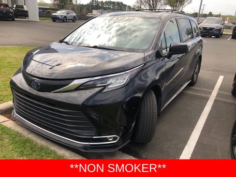 Used 2021 Toyota Sienna XLE image 2