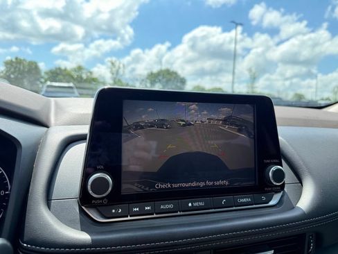 Used 2021 Nissan Rogue S FWD image 17