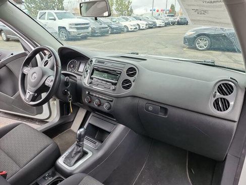 Used 2014 Volkswagen Tiguan S image 19
