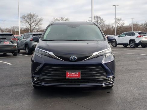 Used 2025 Toyota Sienna XLE image 4