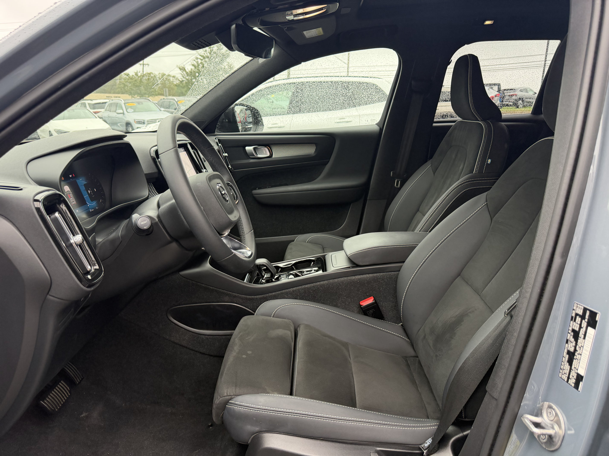 Used 2023 Volvo XC40 B5 Plus w/ Climate Package AWD/4WD image 9