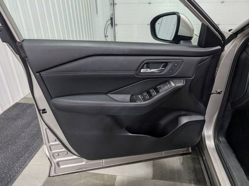 Used 2025 Nissan Rogue SL w/ Tech Package image 13