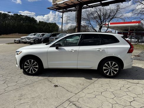 Used 2023 Volvo XC60 B5 Plus image 10