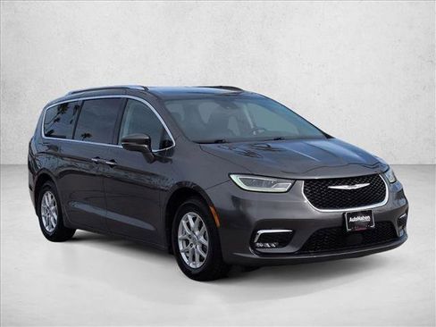Used 2021 Chrysler Pacifica Touring-L image 3