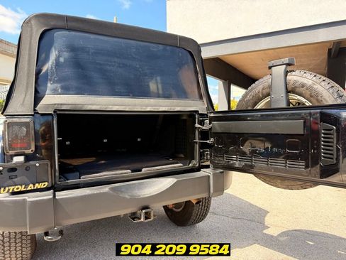 Used 2017 Jeep Wrangler Unlimited Rubicon w/ Connectivity Group AWD/4WD image 24
