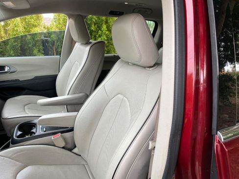 Used 2018 Chrysler Pacifica Limited FWD image 32