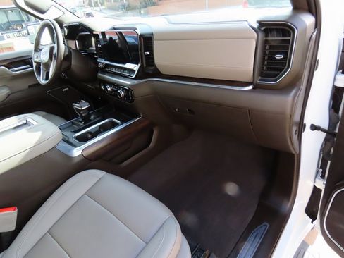 Used 2022 GMC Sierra 1500 SLT w/ SLT Convenience Package image 11