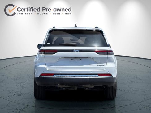 Used 2024 Jeep Grand Cherokee Laredo AWD/4WD image 5