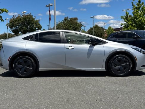 Used 2023 Toyota Prius LE FWD image 3